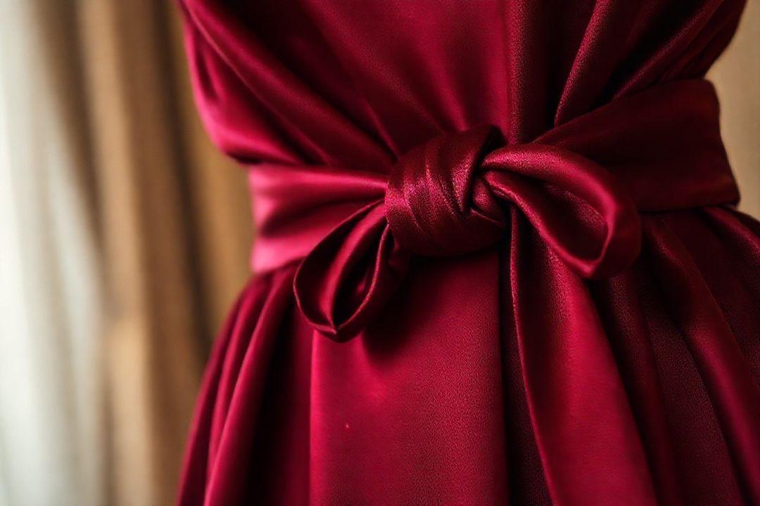  Платье с поясом, завязанным в узел, на фоне старинного здания