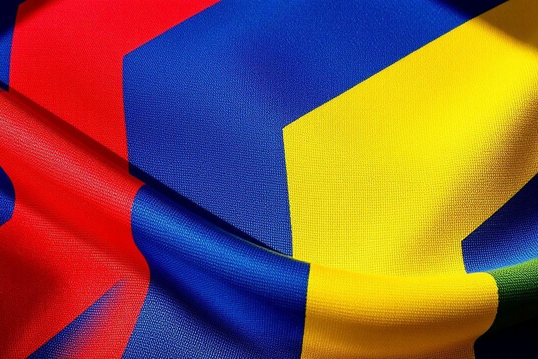 Платье с крупным принтом в виде абстрактных фигур