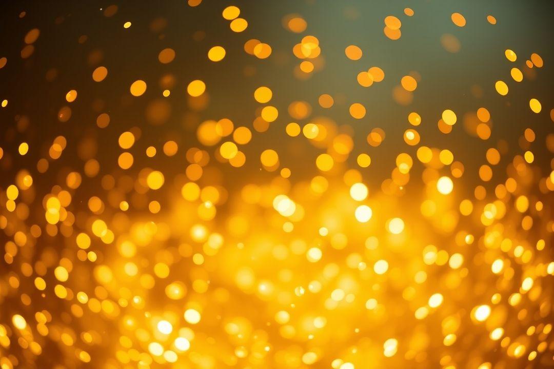 золотое вечернее платье с аппликациями на фоне цветущего сада