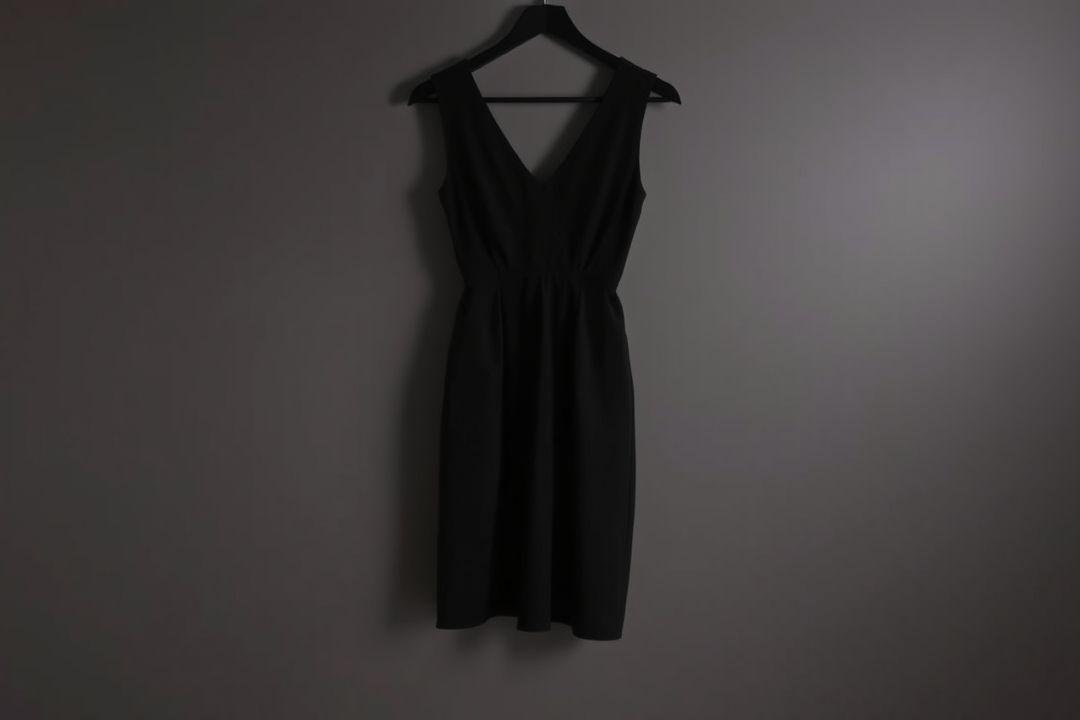 Платье с асимметричным подолом, из плотного polyester, черное, без рукавов