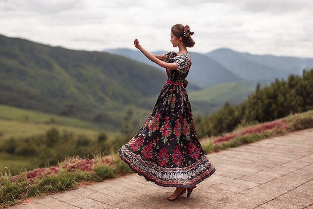 Восточное платье для танца живота с узорами.